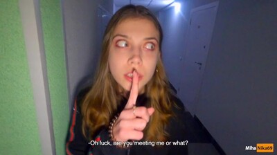 趁父母在家,偷偷在楼梯上干到内射,精液灌满内裤也硬穿回去——第一视角4K直击