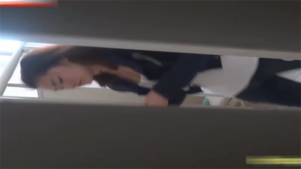 外网疯传!国内高校女厕偷拍实录,刺激视角全网首发!