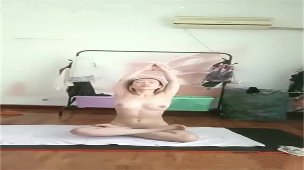 极品人妻真空瑜伽狂秀蜜桃臀 湿身诱惑跪姿求欢